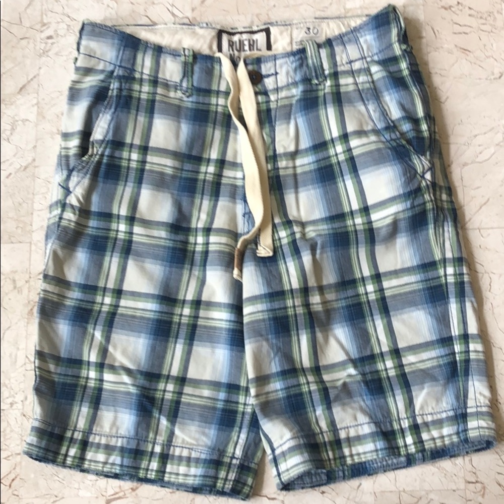 Ruehl men’s shorts. Plaid with drawstring waist.